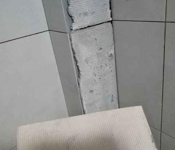 太白瓷砖空鼓维修公司分享下厨房瓷砖脱落的补救措施。